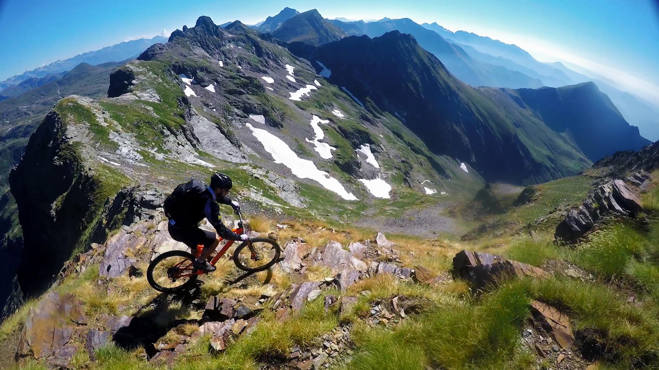 Belfry & Spa By Ligne St Barth Lourdes Zewnętrze zdjęcie A mountain biker in the Pyrenees