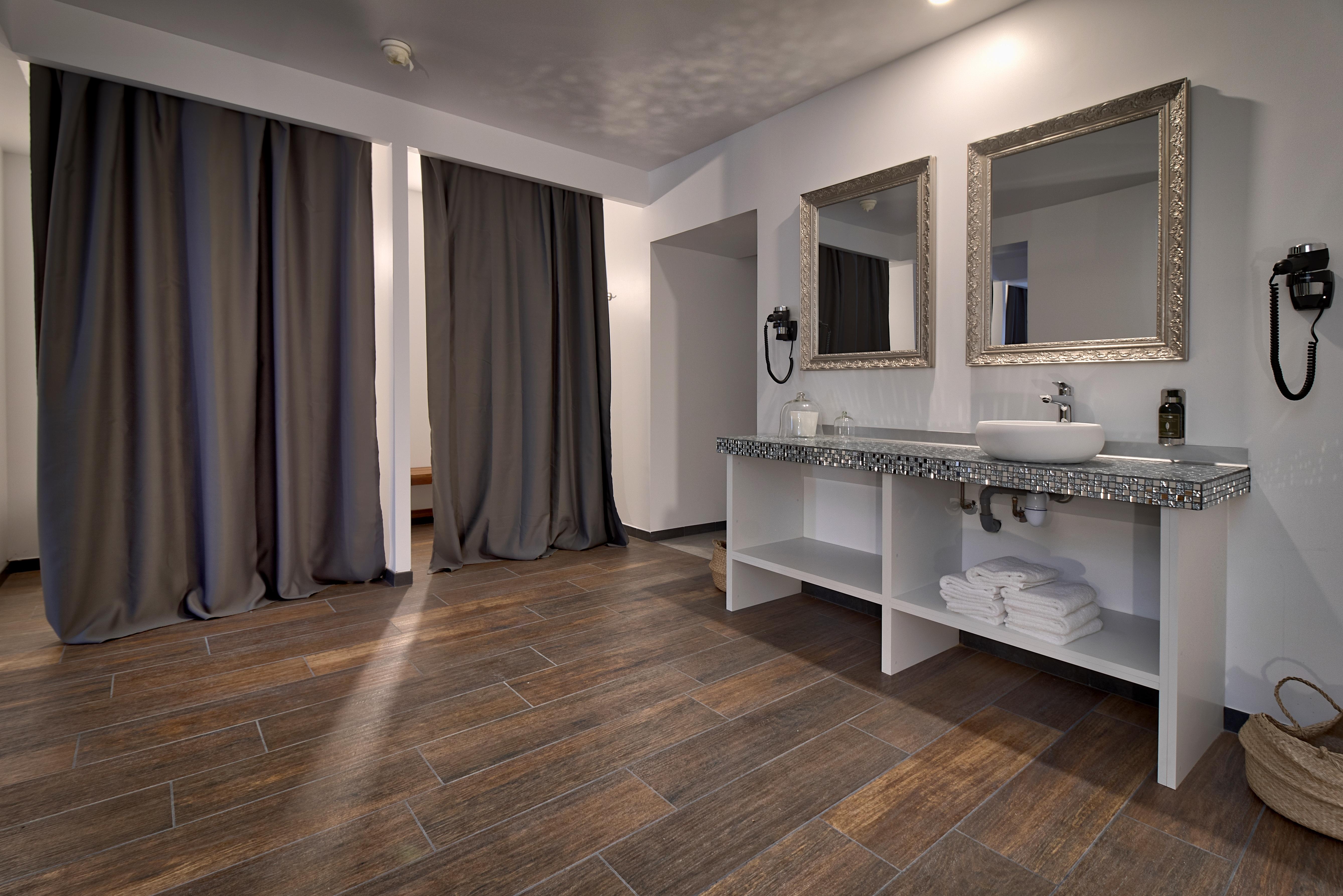 Belfry & Spa By Ligne St Barth Lourdes Zewnętrze zdjęcie Bathroom with porcelain wood-look tiles